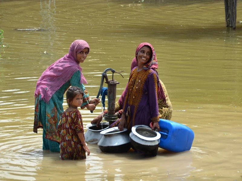 Flood affected women - file foto